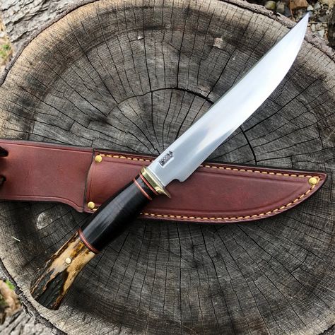 Fantasy Knife, Collector Knives, Benchmade Knives, Stag Antlers, Engraved Pocket Knives, Santoku Knife, Knife Design, Cool Knives, Bowie Knife