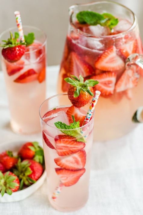 Spring Drink Recipes, Drinks Com Vodka, Gin Smash, Strawberry Gin, Spring Drink, Batch Cocktails, Gin Drinks, God Mad, Cocktail Sauce