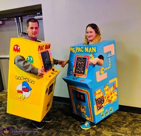 Arcade Trunk Or Treat, Couples Arcade, Best Diy Costumes, Ms Pacman, 80s Party Decorations, Cardboard Costume, Large Cardboard Boxes, Parade Ideas, Video Game Costumes