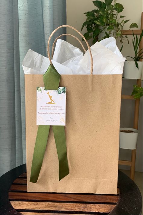 Give a pop of colour to a plain brown paper bag with a bit of ribbon Gift Bags With Ribbon, Brown Bag Wrapping Ideas, Brown Paper Bag Wrapping, Kraft Bags Decoration, Paperbag Decoration Ideas, Brown Bag Gift Ideas, Gift Wrapping Ideas Paper Bag, Brown Paper Bag Wrapping Ideas, Gift Bag With Ribbon