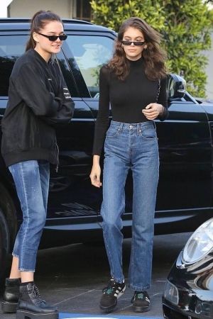 Kaia Gerber wearing Adidas X Alexander Wang Basketball Soccer Sneakers and Alexander Wang Fall 2018 Soccer Sneakers, Kaia Gerber Style, Pacific Palisades, Kaia Gerber, Black Long Sleeve Top, Cindy Crawford, Streetwear Fashion Women, Star Style, Celebrity Street Style