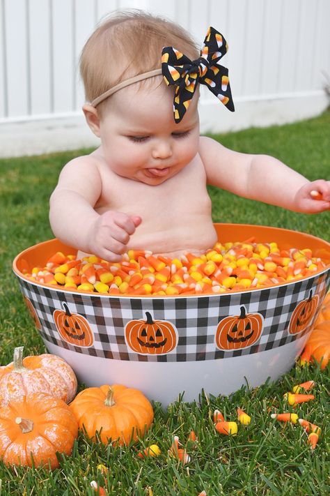 Candy Corn Photoshoot, Corn Photoshoot, Halloween Costumes For 1, First Halloween Crafts, Baby Holiday Pictures, Holiday Baby Pictures, Halloween Baby Pictures, Halloween Baby Photos, Fall Baby Photos