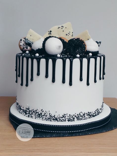 Star Wars Torte, Bolo Drip Cake, Black White Cakes, Black And White Cake, Red Birthday Cakes, White Birthday Cakes, White Cake Recipe, Birthday Cake For Him, White Cakes