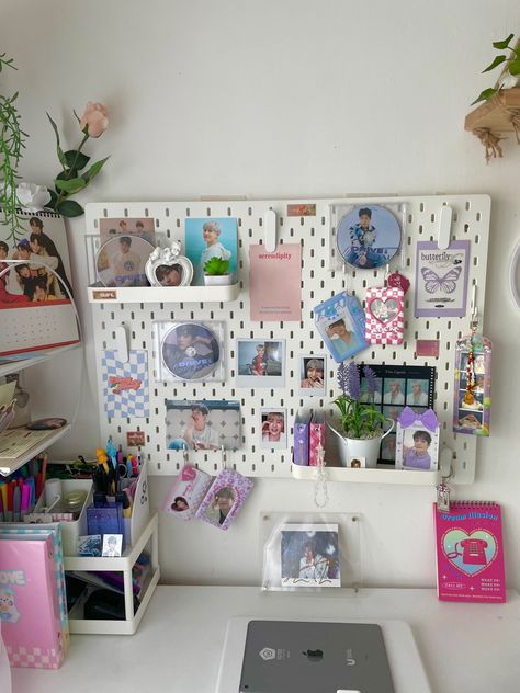 Pinboard Ideas Aesthetic Study, Kpop Table, Aesthetic Pastel Room, Pin Board Ideas Aesthetic, Pegboard Aesthetic, Pinboard Ideas Aesthetic, Pinboard Ideas Inspiration, Kpop Pegboard, Peg Board Ideas