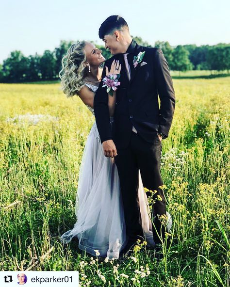 Outdoor Homecoming Picture Ideas, Home Coming Photoshoot Ideas, Country Prom Pictures Couples, Fun Prom Pictures Couples, Western Prom Pictures, Country Prom Pictures, Prom Photoshoot Ideas Couple, Prom Ideas Pictures, Prom Photos Couple