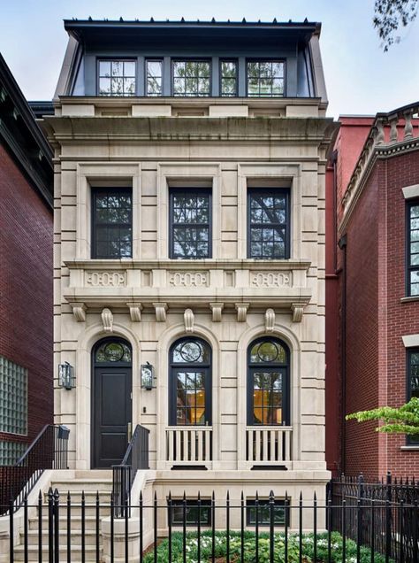 Elegant Townhouse with Classical Architecture - Lincoln Park, Chicago, Illinois #architecture #classicalarchitecture #luxuryhome Fishing House, Arsitektur Kolonial, Residence Architecture, Lincoln Park Chicago, Townhouse Exterior, Pavilion Design, Neoclassical Architecture, Townhouse Designs, Victorian Architecture