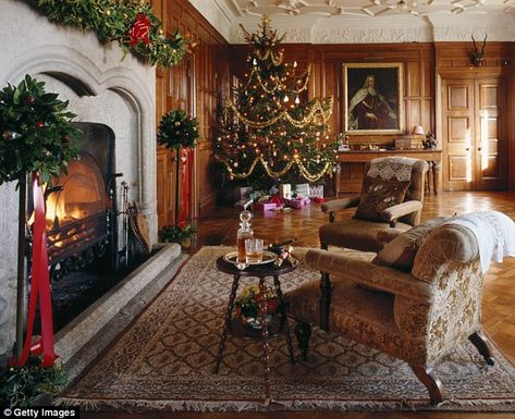 Christmas pollution Fantasy Manor, Massive Fireplace, Cozy Christmas Living Room Decor, Christmas Castle, Christmas Hallway, Colonial Kitchens, English Homes, Cozy Christmas Living Room, English Christmas