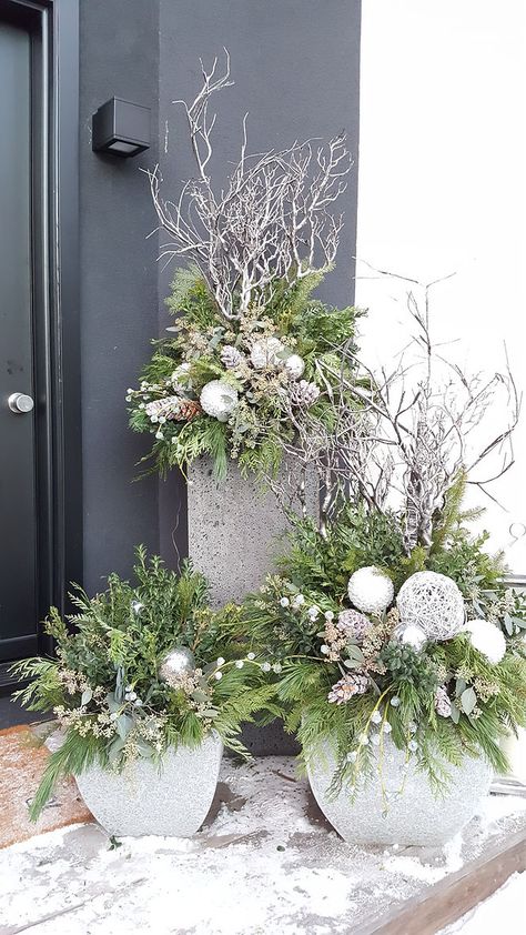 Art Floral Noel, Ideas Decoracion Navidad, Outdoor Christmas Planters, Christmas Urns, Holiday Planter, Christmas Garden Decorations, Exterior Christmas, Winter Planter, Diy Jul