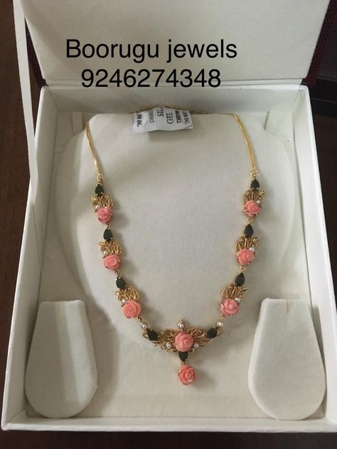 Flower Gold Necklace, Coral Jewelry Vintage, Coral Collection, Indian Gold Necklace Designs, Gold Jewelry Prom, Coral Jewelry Set, Gold Temple Jewellery, Gold Pearl Jewelry, Gold Jewelry Outfits