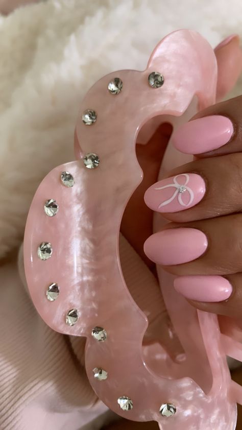 pink nails bow aesthetic Baby Pink Design Nails, How To Draw Bow On Nails, Pink And White Bow Nails, Bow Pink Nails, Baby Pink Bow Nails, White Nails With Pink Bow, Baby Pink Nails With Bow, Chrome Nails With Bow, Pink Nails With Bow Design