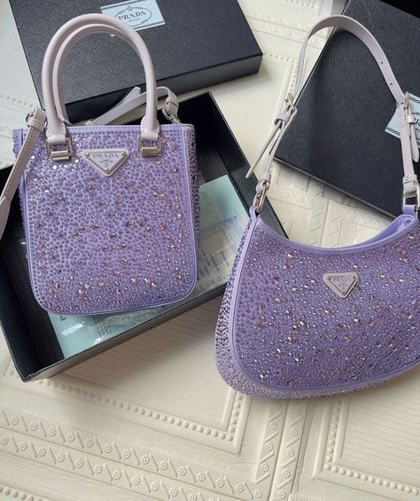 Estilo Blair Waldorf, Crystal Handbag, Birthday Goals, Dream Bags, Purple Vibe, Pastel Outfit, Crystal Bags, Luxury Purses, Fancy Bags