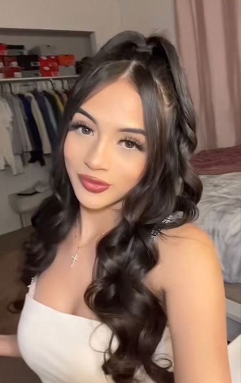 Hairstyles With Curled Hair, Curled Hairstyles For Medium Hair, Latina Hair, Y2k Hairstyles, Hair Inspiration Long, Prom Hairstyles For Short Hair, Quince Hairstyles, Hairstyles For Layered Hair, Video Tiktok