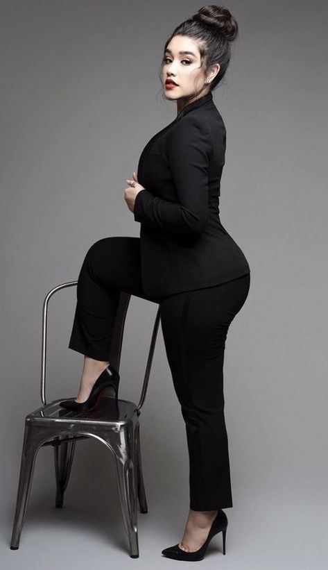 Power Poses For Women Sitting, Female Modeling Poses, Plus Size Photography, Plus Size Posing, Shooting Studio, Studio Photoshoot Ideas, Headshot Poses, Best Winter Outfits, Business Photoshoot