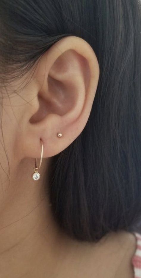 Upper Earlobe Piercing, Double Ear Piercing Ideas Simple, Second Persings Ideas, 2nd Ear Piercing Ideas, Upper Ear Lobe Piercing, 2nd Lobe Piercing, Piercing Combos, 2nd Ear Piercing, Second Ear Piercing