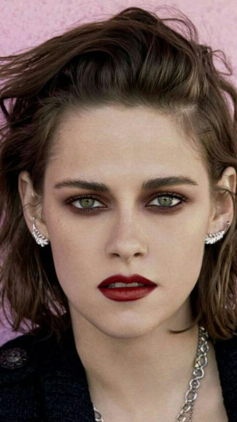 Smoky Makeup Looks, Kristen Stewart Makeup, Kristen Stewart Eyes, 90s Grunge Makeup, Make Up Color, Smoky Makeup, Rock Makeup, Dark Makeup Looks, Looks For Green Eyes