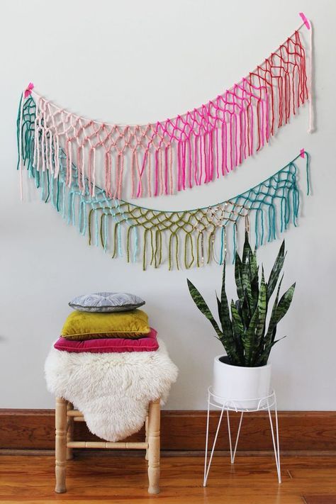 Macrame garlands for your next party. Find the full tutorial on www.aBeautifulMess Macrame Crafts, Macrame Garland, Art Macramé, Kerajinan Diy, Diy Girlande, Hantverk Diy, Easy Diys, Diy Projektit, Hunting Party