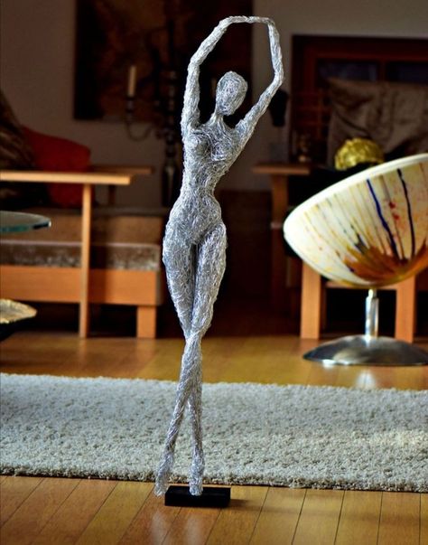 Archanděl Michael, Paper Mache Dolls, Wire Art Sculpture, Sculpture Art Clay, Paper Mache Art, Paper Mache Sculpture, Paper Mache Crafts, Kunst Inspiration, Polymer Clay Dolls