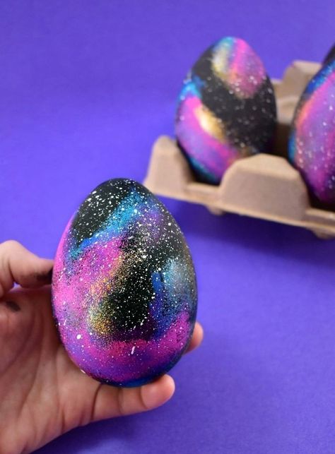 Galaxy Easter Eggs, Galaxy Crafts, Fun Easter Crafts, Makramee Diy, Easter Egg Crafts, Easter Egg Painting, Egg Crafts, Rock Ideas, Egg Painting