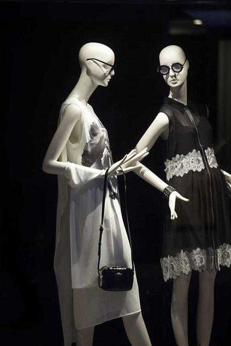 For semi-realistic mannequins, facial features are present, but they arent as detailed and extreme as realistic ones. Bust Form, Retail Trends, Male Mannequin, Semi Realistic, Behind The Glass, La Spezia, Facial Features, Store Display, Visual Merchandising