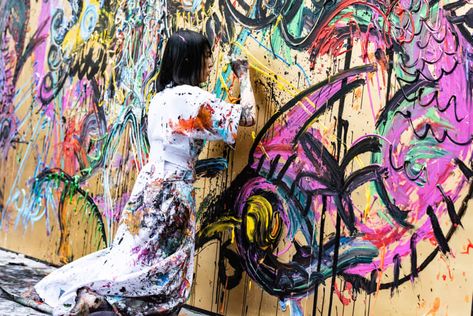 Artist Miwa Komatsu wows Cleveland audience with live painting performance at Shinto exhibition | The Japan Times Live Painting Performance, Buddhist Practices, Creation Story, Live Painting, Cleveland Museum Of Art, Wooden Statues, Cleveland Ohio, Japanese Artists, Spiritual Art