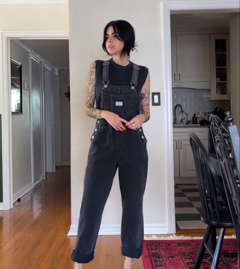 Wide Leg Dungarees Outfit, Work Overalls Outfit, Dark Overalls Outfit, All Black Outfit Hairstylist, Starbucks Outfit Barista, Folk Punk Fashion, Cute Barista Outfit, Callie Core, Punk Overalls