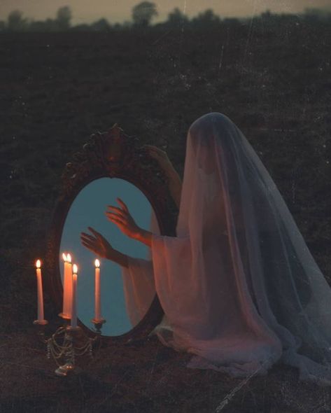 Halloween Photography, Fantasy Photography, Halloween Photoshoot, Season Of The Witch, Fall Photoshoot, Arte Inspo, Witch Aesthetic, Halloween Photos, Dark Photography