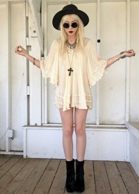 Soft grunge - cream dress Soft Grunge Tumblr, Winter Hipster, Style Hippy, Scene Girl, Gothic Chic, Goth Outfit, Grunge Tumblr, Boho Goth, Tokyo Street Fashion