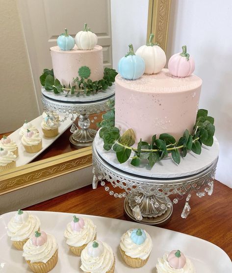 Pumpkin Gender Reveal Cake, Halloween Gender Reveal Cake, Baby Shower Reveal Ideas, Pumpkin Gender Reveal, Halloween Gender Reveal, Elegant Cake, Cake Classes, Gender Reveal Cake, Is A Girl