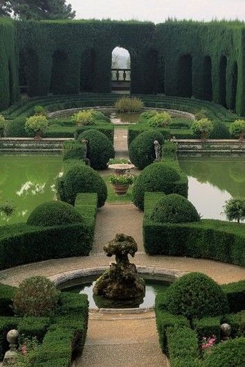 Italian Walled Garden, Estate Garden Design, Italian Driveway, Italian Courtyard Garden, Italian Garden Design, Italian Garden Ideas, Italian Garden Landscaping, Georgian Garden, Posh Garden