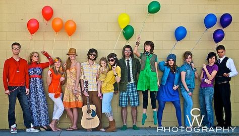 Here's a neat photo idea - gather your friends and each dress in a different color of the rainbow! Neon Family Photos, Rainbow Family Pictures, Fun Group Photoshoot Ideas, Rainbow Photoshoot, Rainbow Group, Rainbow Portrait, Business Shoot, Funny Family Photos, Rainbow Clothes