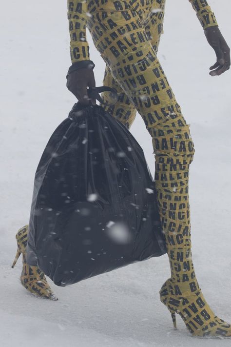 Trash Bag Dress, Balenciaga Fashion Show, 23 Aesthetic, Yeezy Balenciaga, Bags Brands, Balenciaga Spring, Cristobal Balenciaga, 2022 Runway, Balenciaga Fashion