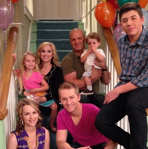 Mia Talerico / Leigh Allyn Baker / Eric Allan Kramer / Jason Dolley / Bridgit Mendler / Bradley Steven Perry Good Luck Charlie Cast, 2000s Disney Shows, Jason Dolley, Bradley Steven Perry, Star Tv Series, Good Luck Chuck, Disney Channel Movies, Old Disney Channel, Disney Challenge