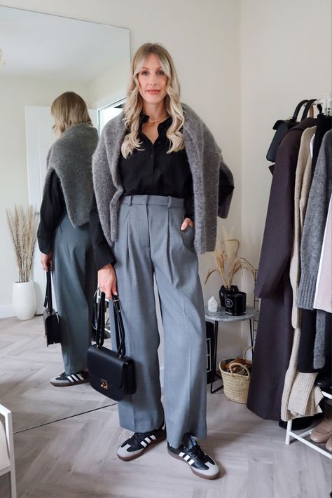 Grey Smart Trousers Outfit, Grey Tailored Trousers Outfit, Grey Trousers Outfit Women Work Attire, Light Grey Trousers Outfit, Grey Trousers Outfit Women, Gray Trousers Outfit, Worker Clothes, Smart Casual Workwear, Grey Trousers Outfit