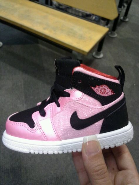 Adorable!!! Definitely getting the Air Jordan 1 for my baby girl! Jordans For Babies, Trendy Baby Blankets, Baby Jordans, Baby Swag, Shoes For Girls