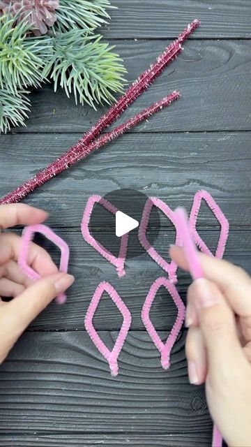 Craft Xmas Tree, Christmas Decor Ideas For Toddlers, Christmas Crafts For Kids Pipe Cleaners, Kids Crafts Easy Christmas, Christmas Crafts Using Pipe Cleaners, Pipe Cleaner Thanksgiving Crafts, Easy Diy Xmas Ornaments, Pipe Cleaner Christmas Trees, Christmas Pipe Cleaner Crafts For Kids