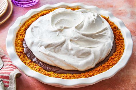 18 Pies You Can Make In A Graham Cracker Crust Graham Cracker Crust Pies, Graham Cracker Pie, Cracker Pie, Simple Desserts, Summer Pie, Icebox Pie, Chocolate Pie Recipes, Baked Fruit, Cracker Crust