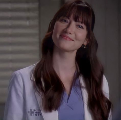 #greysanatomy #lexiegrey #icon smiling lexie grey, grey’s anatomy, lexie grey icon Lexi Greys Anatomy, Grey Bangs, Lexi Grey, Grey's Anatomy Doctors, Chyler Leigh, Greys Anatomy Characters, Lexie Grey, Broken Hearts, Meredith Grey