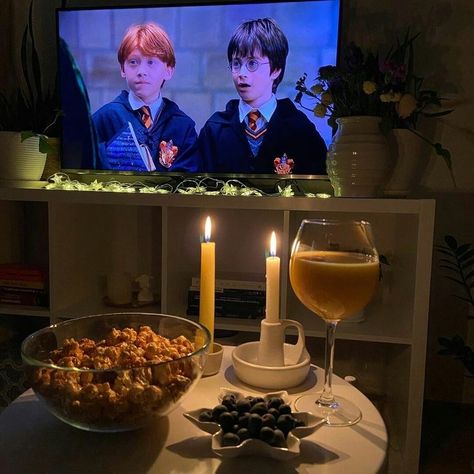 Harry Potter Sleepover, Harry Potter Movie Night, The Fall Movie, Hp Movies, Cumpleaños Harry Potter, Halloween Movie Night, Cute Autumn, Zoella, Harry Potter Aesthetic