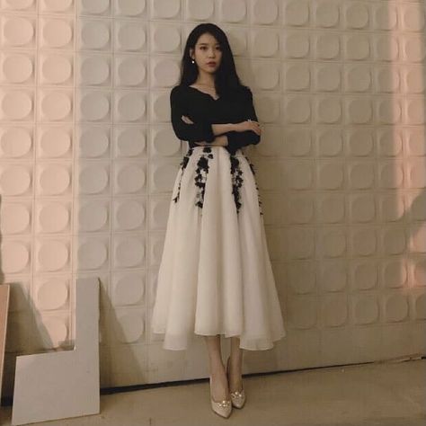 Kdrama Elegant Outfit, Iu Outfits Dresses, Hotel Del Luna Fashion, Iu Dress Fashion, Kdrama Dress Outfit, Penthouse Outfits Kdrama, Hotel Del Luna Iu Outfits, Iu Outfits Hotel Deluna, Iu In Black