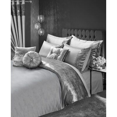 Grey And Silver Bedroom, Nude Bedroom, Duvet Comforter Sets, Bedding Master, Silver Bedding, Velvet Bedding, Crushed Velvet Top, Velvet Bedding Sets, Chic Bedding