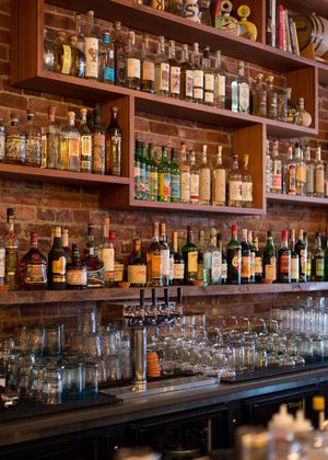 Restaurant Back Bar Shelving, Back Bar Shelving Design, Bar Shelving Design, Bar Interior Design Vintage, Pub Bar Ideas, Backbar Ideas, Bar Counter Design Ideas, Back Bar Shelving, Back Bar Design