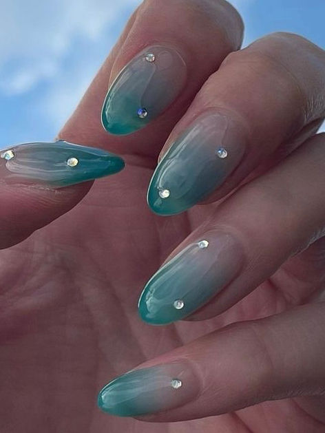 turquoise nails: ombre with rhinestones Cute Almond Nails, Aqua Nails, Teal Nails, Water Nails, Turquoise Nails, Nails Yellow, Nagel Tips, Mode Crochet, Simple Gel Nails