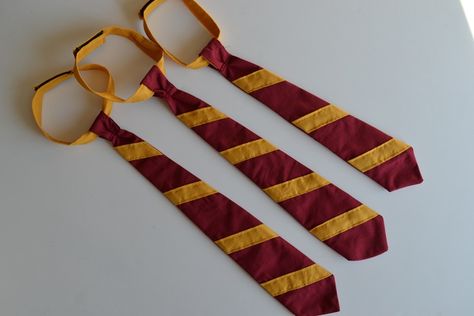 Harry potter tie Hermione Granger Costume, Hermione Costume, Harry Potter Tie, Harry Potter Costumes, Diy Harry Potter, Harry Potter Glasses, Harry Potter Hermione Granger, Festa Harry Potter, Harry Potter Cosplay