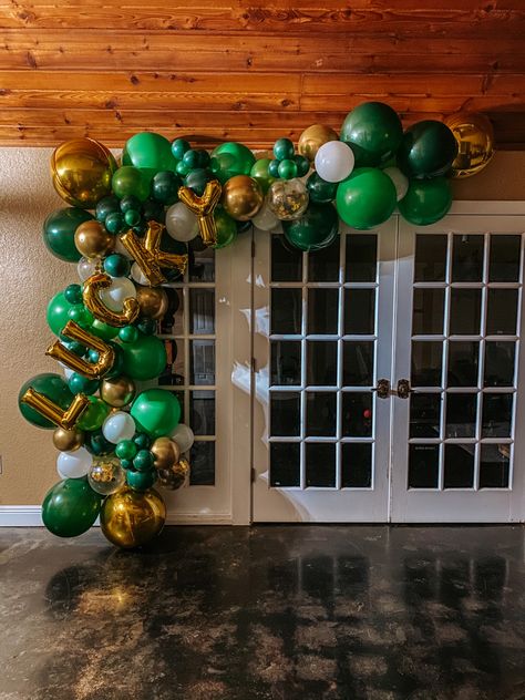 St Pattys Birthday Party, Saint Patricks Party Ideas, St Pattys Party, St Patricks Theme, San Patrick Day, St Patrick's Day Photos, Sant Patrick, White Balloon Garland, St Patricks Decorations