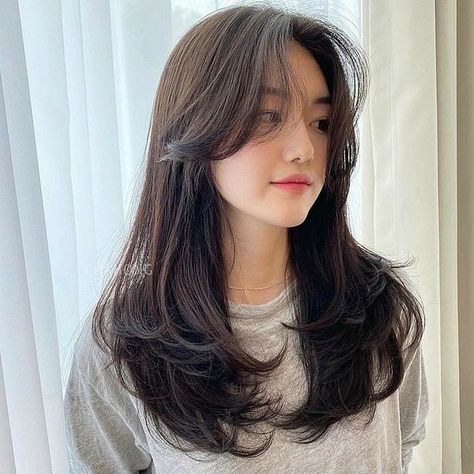 Korean Long Hair, Fesyen Rambut, Bangs With Medium Hair, Shot Hair Styles, Haircuts For Medium Hair, Haircuts Straight Hair, Long Hair With Bangs, Penteado Cabelo Curto, Haircuts For Long Hair