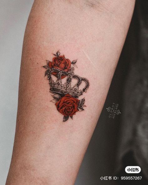 Crown Tattoos For Women, Rose Tattoos For Women, Crown Tattoo Design, Small Rose Tattoo, Tattoo Rose, Incredible Tattoos, Rosen Tattoo, Crown Tattoo, Rose Tattoo Design