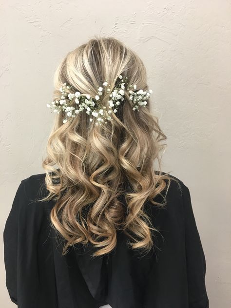 Bridesmaids Hair With Flowers, Prom Hair With Baby Breath Flowers, Bride Hair Flowers Half Up, Hairstyle With Baby Breath, Bridal Hair With Babies Breath, Wedding Hair Dow, Bridesmaid Hairstyles Flowers, Half Up Half Down Wedding Hair Baby Breath, Baby Breath Hair Piece