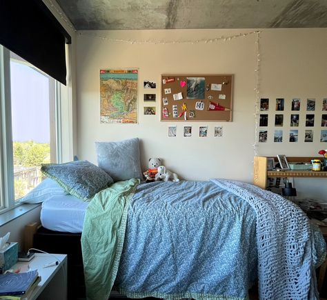 Raised Bed Dorm Room Ideas, Thrifted Dorm Room, Dorm Room Ideas Grunge, Chill Dorm Room Ideas, College Bedding Ideas, Quirky House Decor, Dorm Room Ideas Colorful, Ut Austin Dorm, Dorm Common Room Decor