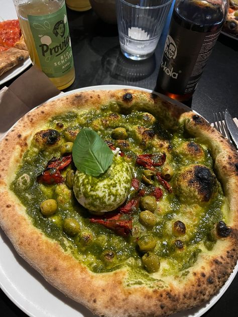 A basic Pizza with green fresh made pesto, grilled paprika slices, green olives and topped with burrata cheese Olive Pizza Aesthetic, Pizza With Avocado, Olive Pesto, Olive Pizza, Green Pizza, Pizza Aesthetic, Pizza Photo, Italian Olives, Pesto Pizza