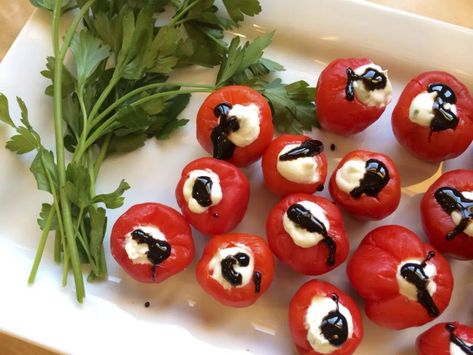 Goat Cheese Stuffed Peppadew Peppers - Big City Tiny Kitchen - added salt, pepper and greek seasoned salt. drizzled with Cherry Balsamic glaze Stuffed Peppadew, Cherry Pepper Recipes, Peppadew Peppers, Goat Cheese Appetizer, Bite Size Snacks, Light Appetizers, Holiday Appetizer, Balsamic Reduction, Cheese Stuffed